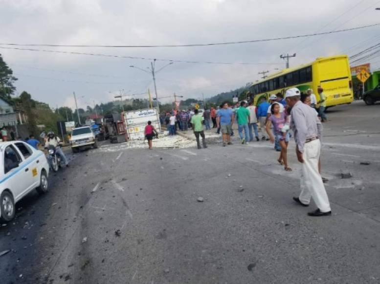 Preliminarmente se maneja que el conductor de la rastra perdió el control de su vehículo luego de que supuestamente un pick up le quitó el derecho de vía.