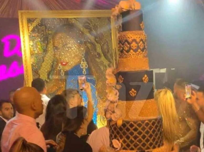 Con un cumpleaños de lujo una torta a la altura. JLo tuvo un pastel de 10 pisos decorado con oro comestible y diamantes Swarovski.