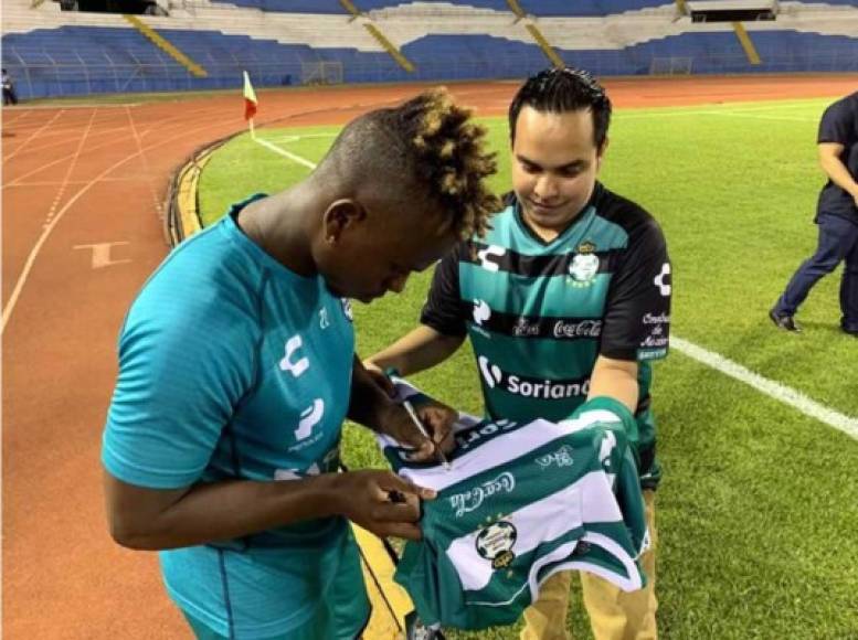 El colombiano Deinner Quiñones le firma al hondureño German Alvarado la camiseta que el Santos le obsequió.