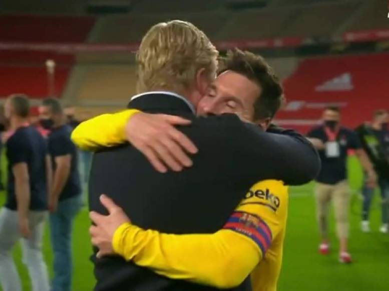 El tremendo abrazo que se dieron Messi y Ronald Koeman tras ganar la Copa del Rey.