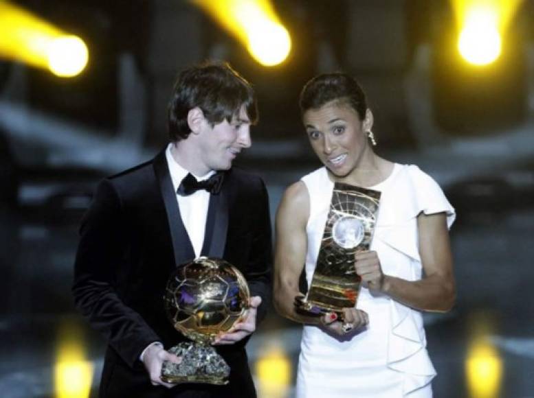 En la foto, Marta posa con Messi (Balón de Oro) durante la gala de 2010.