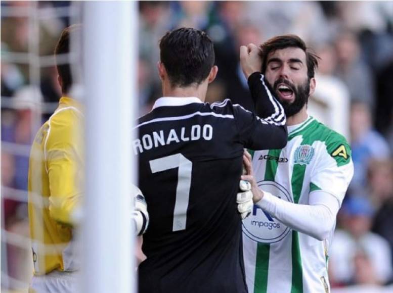 En el mismo partido contra el Córdoba, Cristiano Ronaldo también agredió al defensa español José Ángel Crespo.