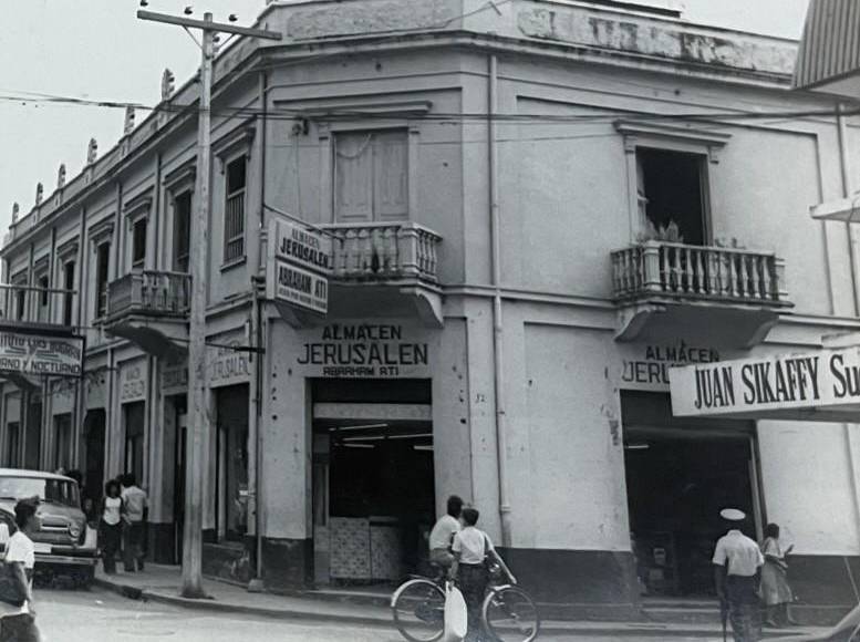 El almacén Jerusalen se encontraba frente a las tiendas de Juan Sikaffy, en la planta baja de un edificio de estilo neoclásico en el barrio El Centro, 4 calle.