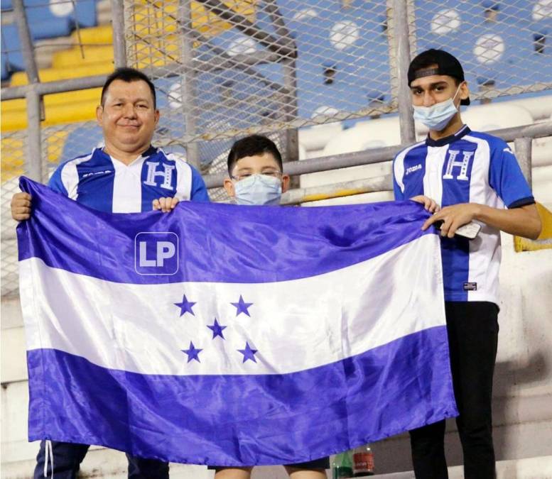 Las familias hondureñas se hicieron presentes en el estadio Olímpico para alentar a la Bicolor.