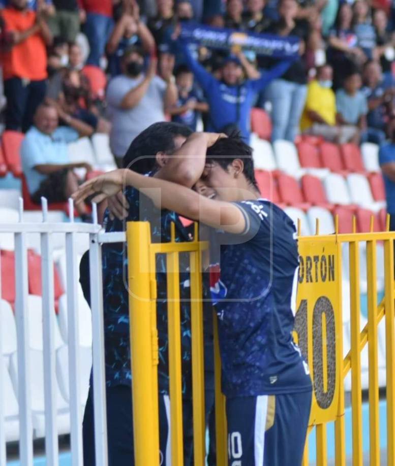 Yostin celebró su gol junto a su adorado padre César Obando, quien es uno de los asistentes técnicos de “La Tota” Medina.