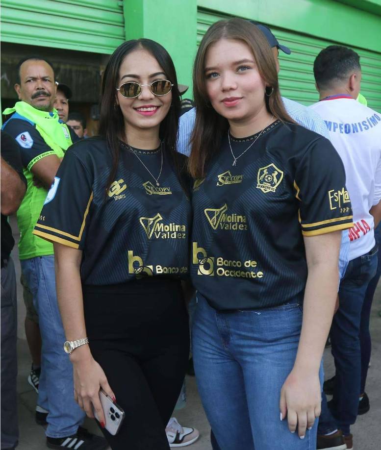 Bellas aficionadas de los Potros del Olancho FC asistieron al estadio Juan Ramón Brevé Vargas.