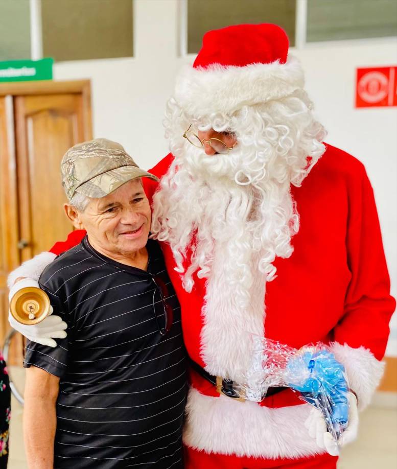 Con nostalgia recordó que una Navidad, cuando se disponía a entregarles los regalos a sus hijos, vio a dos niños en una acera, quienes observaban con atención la escena que se desarrollaba en la sala de su casa.