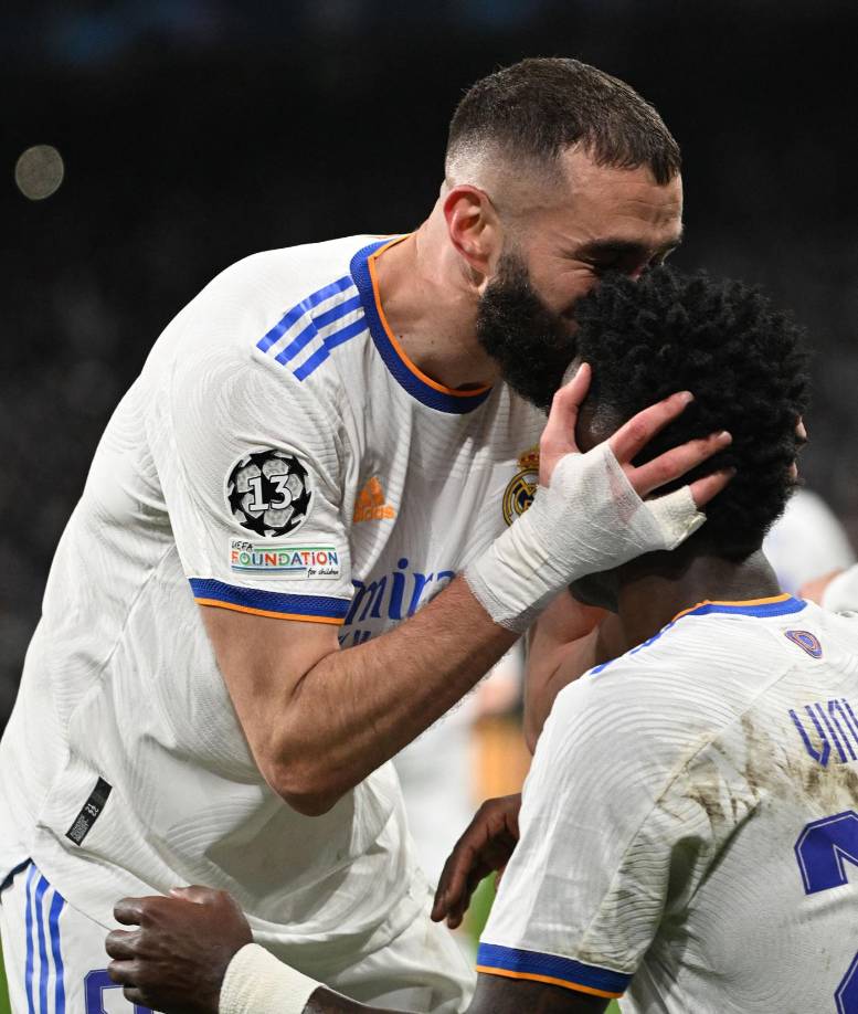 El cariñoso beso de Benzema a Vinicius en los festejos madridistas.