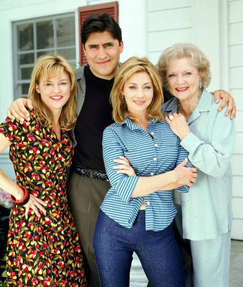 Ladies Man. Jimmy (Alfred Molina) estaba tratando de criar a su hija de 10 años con su actual esposa Donna (Sharon Lawrence) y su hija adolescente Bonnie (Kaley Cuoco), a quien compartía con su ex esposa. Para complicar más las cosas, su madre Mitzi (interpretada por White) siempre estaba cerca.