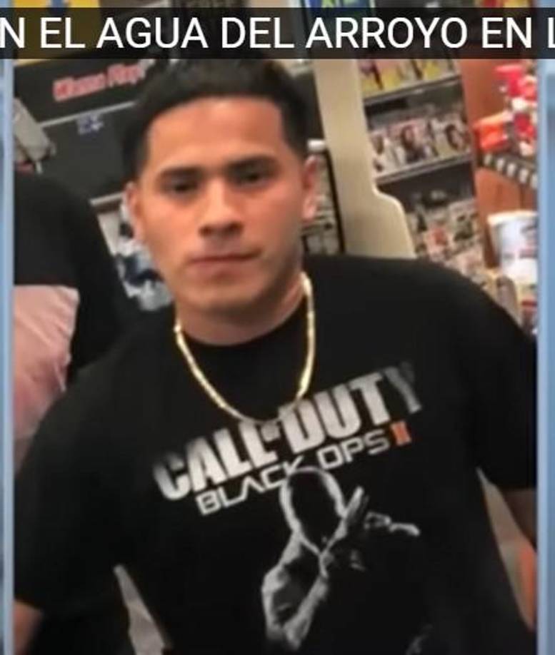 En un momento, al llegar a la orilla del lago, Fernández vio al hijo de Muñoz y a uno de los amigos resbalar de una roca mientras vadeaban la orilla del lago y caer al agua que pensaban que estaba poco profunda.