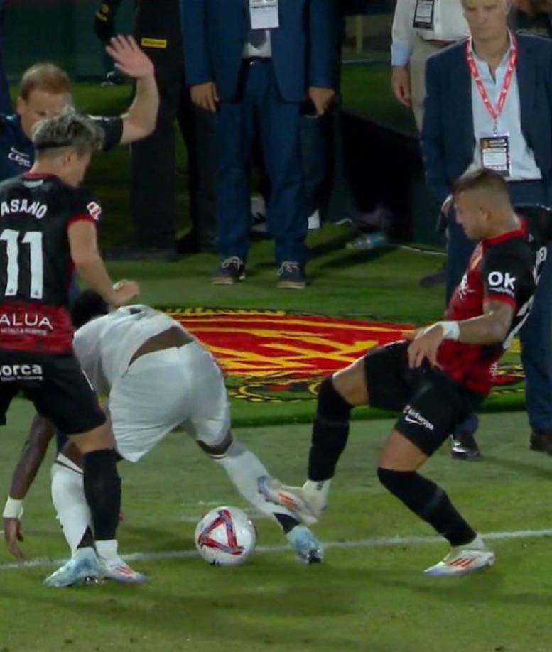 En ese mismo tiempo, otra acción polémica se dio. Vincius fue víctima de una dura patada por parte de Maffeo, jugador del Mallorca. 