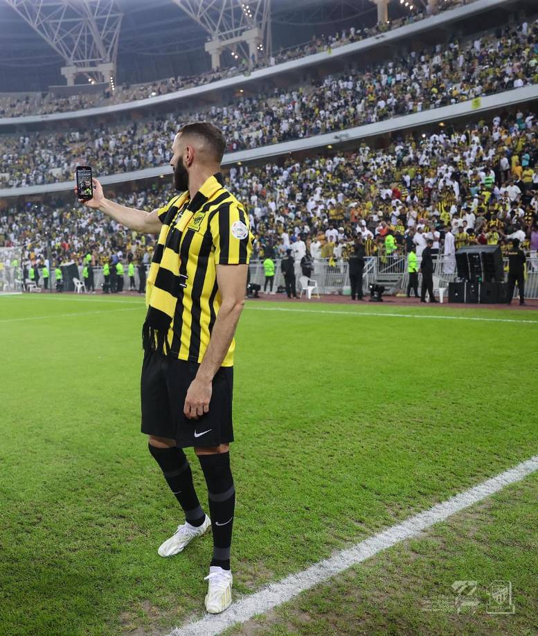 Karim Benzema se hizo varias selfies en el campo con los aficionados del Al-Ittihad.