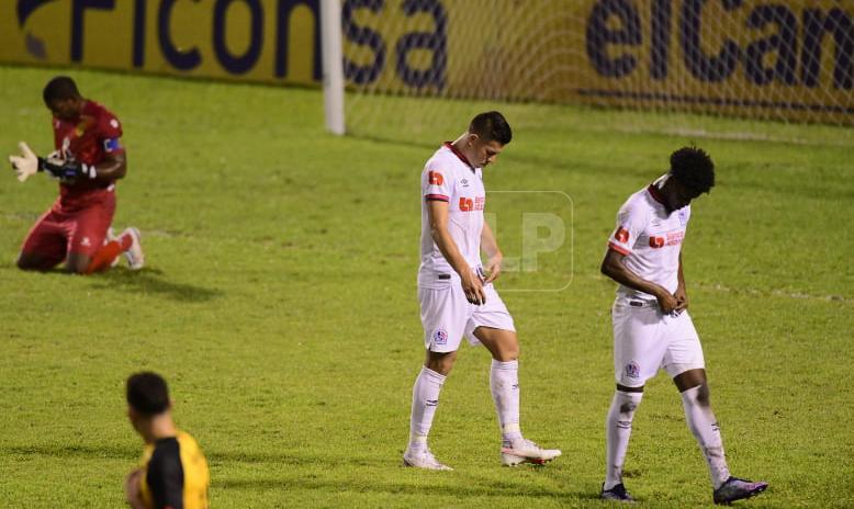La plantilla del Olimpia se marchó cabizbaja del estadio Olímpico. Foto Yoseph Amaya.