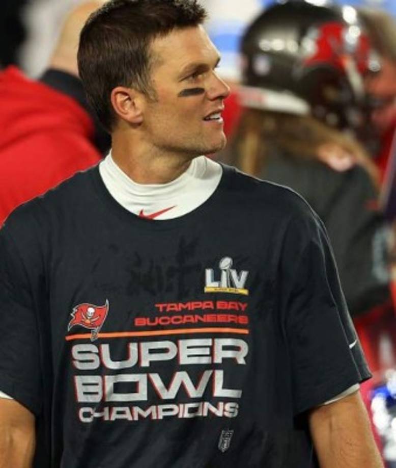 Coronando su primera temporada con los 'Bucs', Brady ofreció una exhibición de época con tres touchdowns, 21 pases de 29 completados, y ninguna intercepción en el Raymond James Stadium de Tampa.<br/><br/>