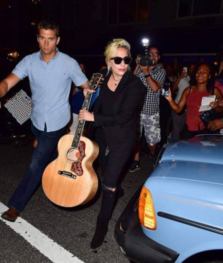 Lady Gaga huyendo de las cámaras en las calles de Los Ángeles.