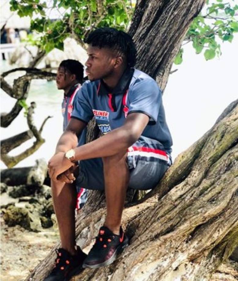 Carlos Mejía, joven delantero del Vida, disfrutando las vacaciones navideñas en Útila, Islas de la Bahía.