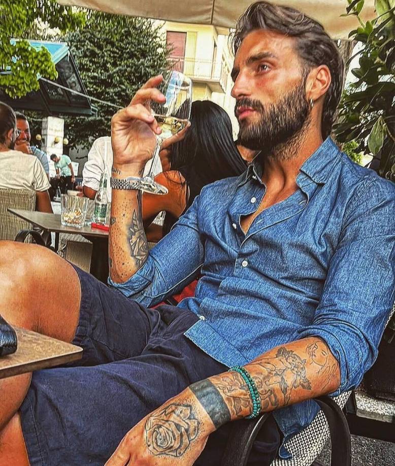 “No estoy enojado contigo, estoy enojado con ella, no veo la hora de que llegue la policía, quiero terminar con todo”, fueron las palabras del futbolista al menor que encontró el cuerpo ensangrentado de la joven.