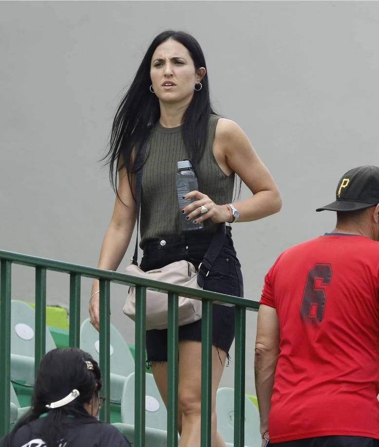 Al Yankel Rosenthal asistieron guapas chicas para el derbi sampedrano Marathón-Real España.