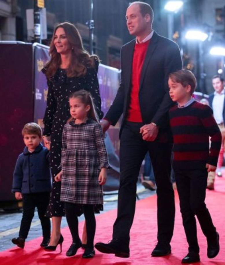 Los príncipes George, Charlotte y Louis recorrieron su primera alfombra roja de la mano de sus orgullosos padres, el príncipe William y su esposa, Kate Middleton.