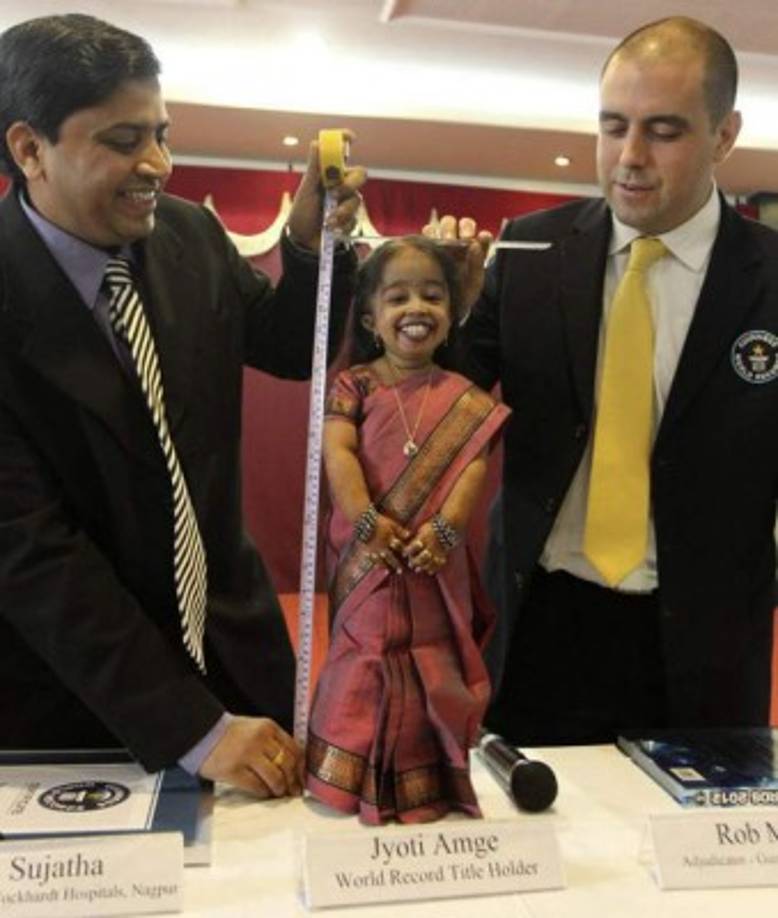 Jyoti Amge durante su medición y presentación en los Guinness World Records de 2013.
