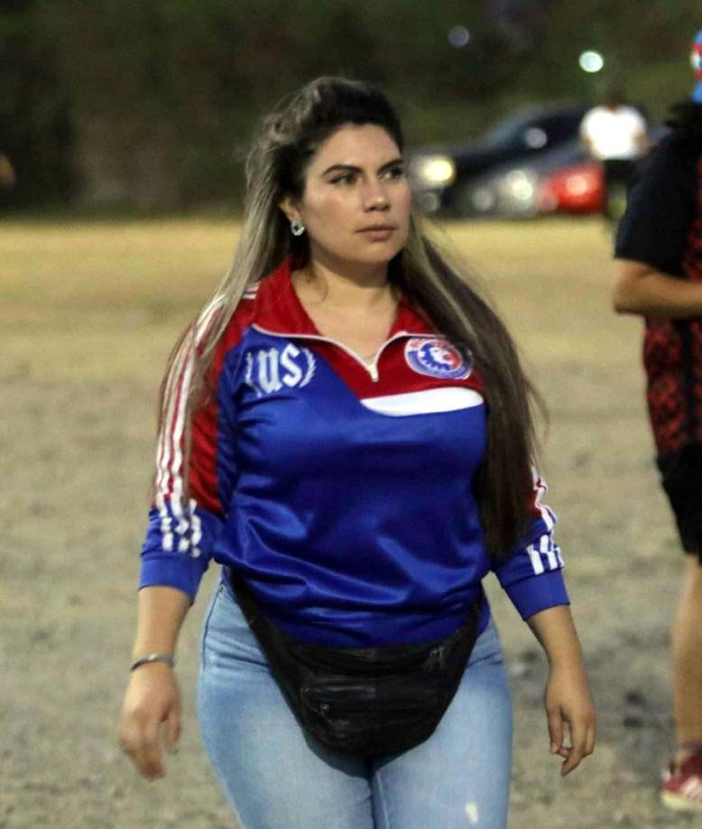 Una bella aficionada del Olimpia entrando al estadio Carlos Miranda para ver el partido.