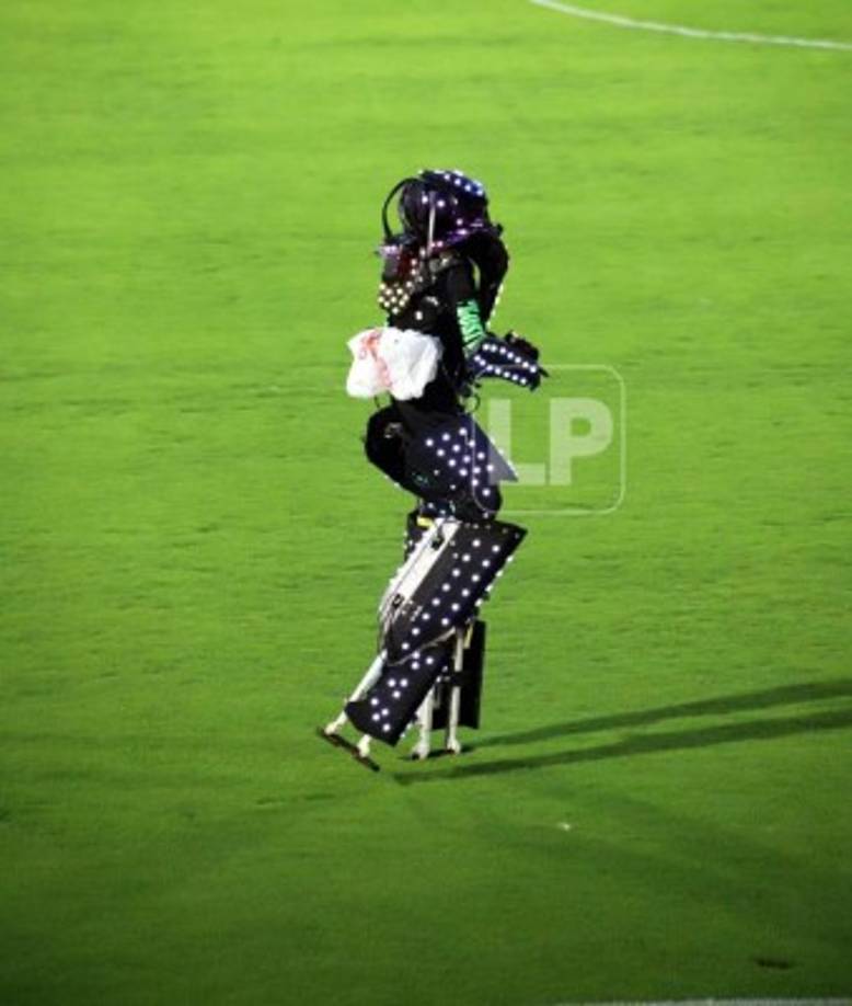 Parte del espectáculo antes del comienzo del partido entre Real España y Querétaro.