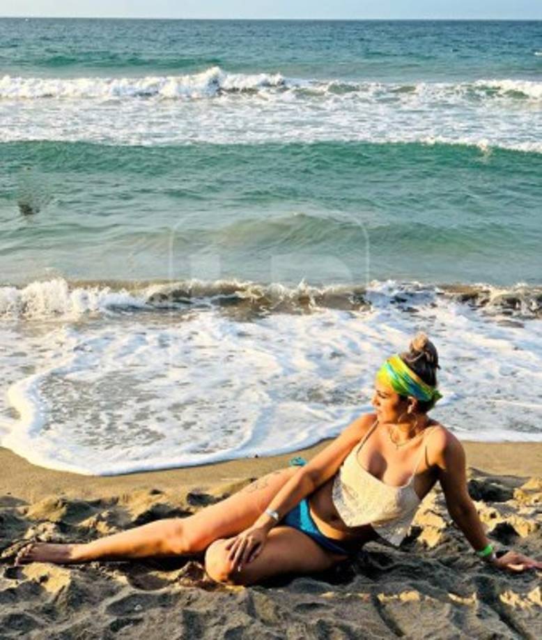 El porte de esta catracha no paso desapercibido, ya que al lado de su hija lucen como hermanas.