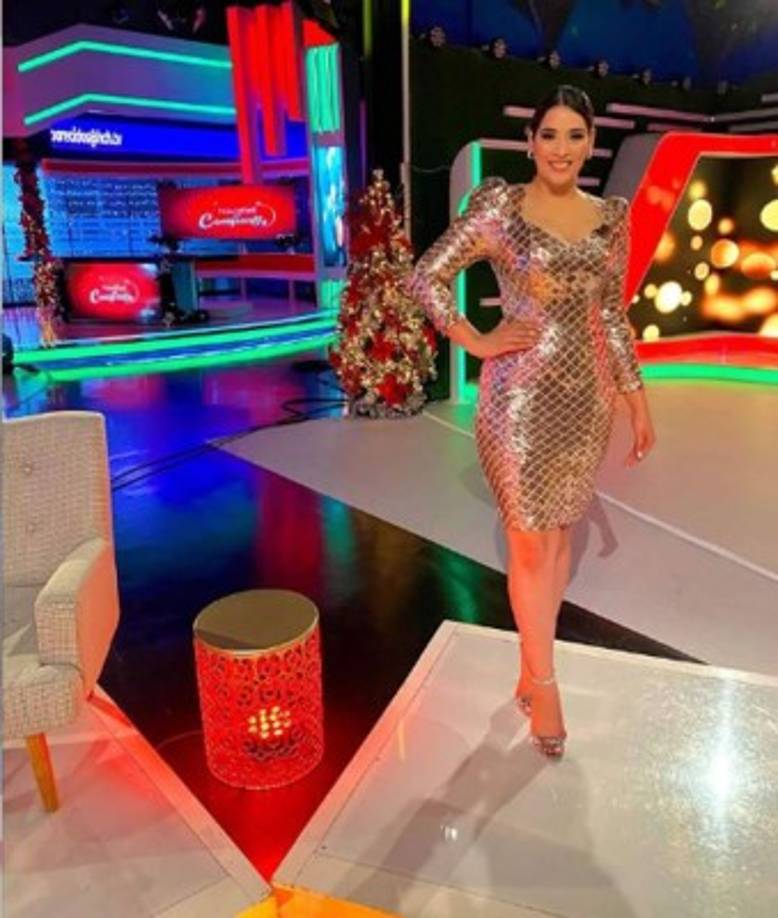 Carolina Lanza, del canal HCH, muy elegante y guapa en esta Navidad.