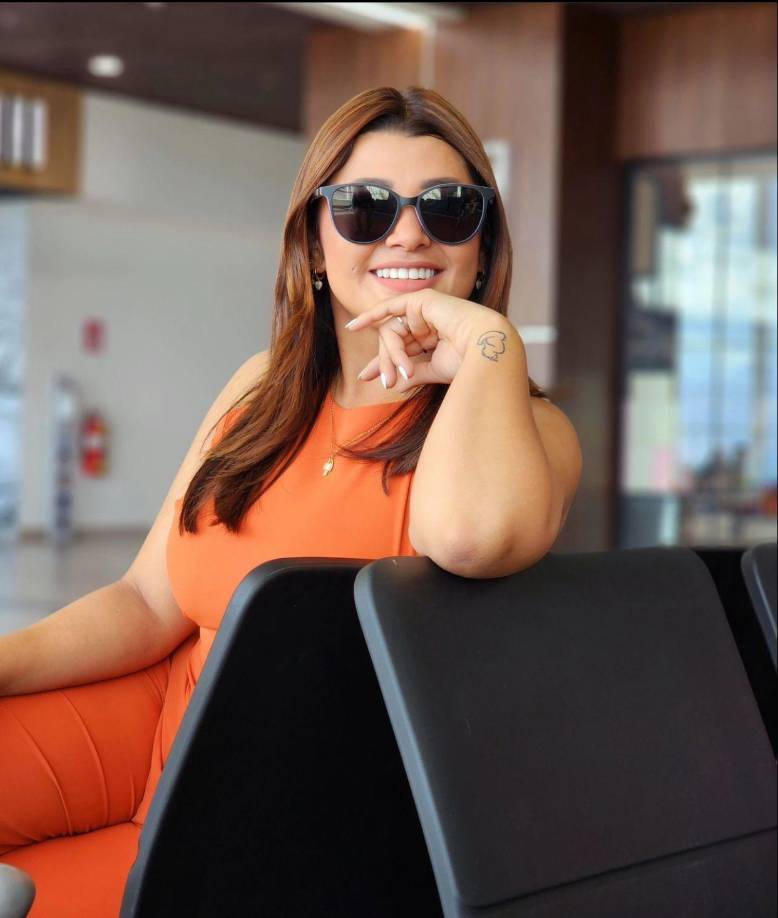 Flores, argumentó que varios personas le han dicho que quizá estas cosas le esten pasando por ser luz en la televisión y por ser una persona que cae bien al público, eso incomoda a varias personas y crea envidia.