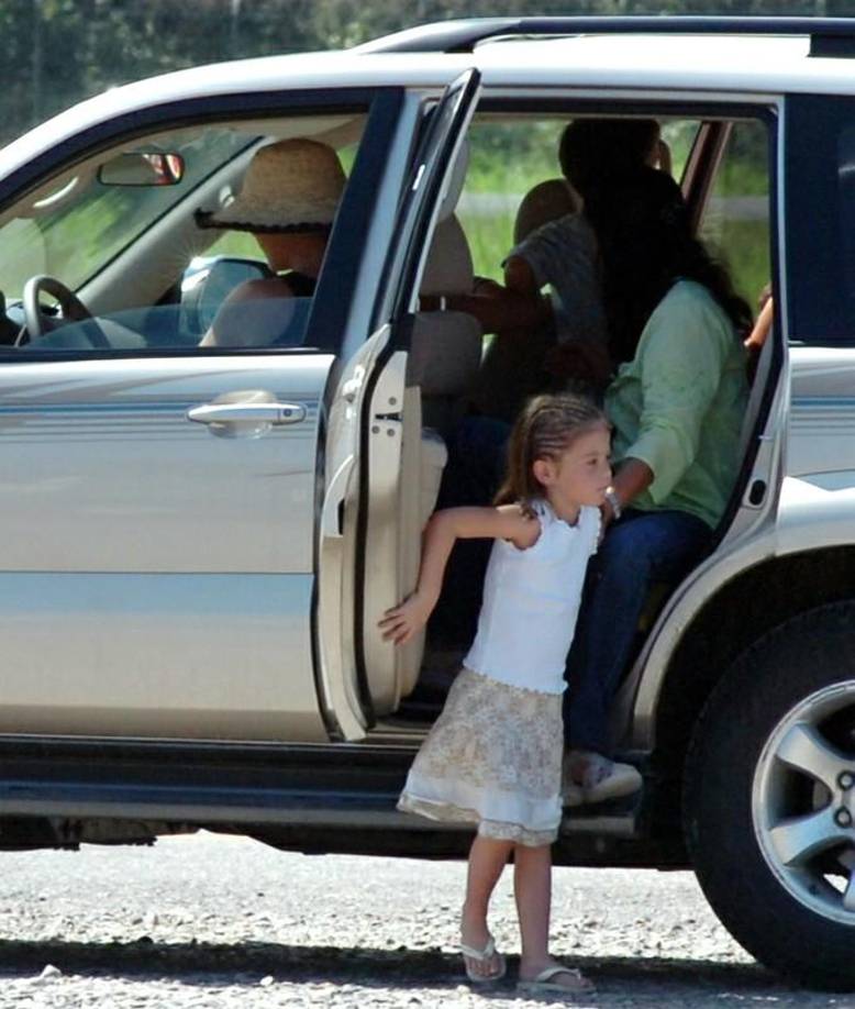 Un bus salió primero transportando a Dylan, Carys y la niñera, Elizabeth Wilson. Tras ellos, a bordo de una lujosa camioneta color champan iba la pareja Douglas-Zeta Jones.