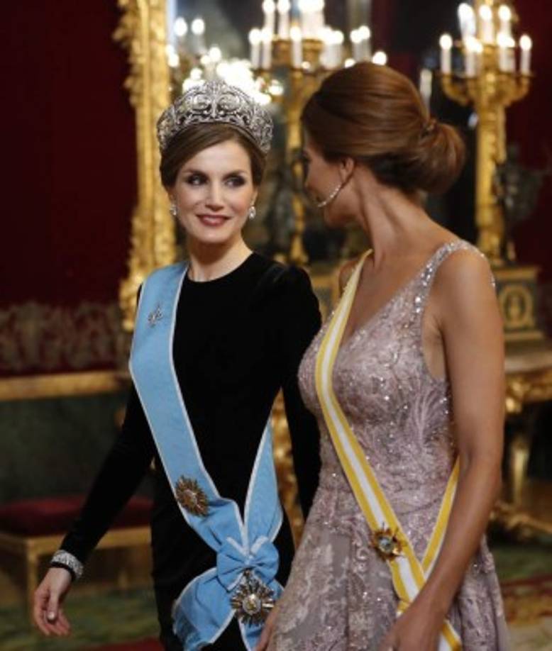 En el Salón del Trono del Palacio Real, la reina Letizia portó la tiara de platino y brillantes, hecha por el joyero Ansorena en 1906, ante 120 invitados.