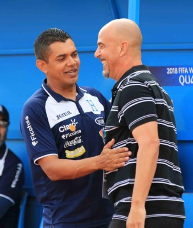 Amado Guevara y el entrenador Hart de Trinidad y Tobago se saludaron previo al inicio.