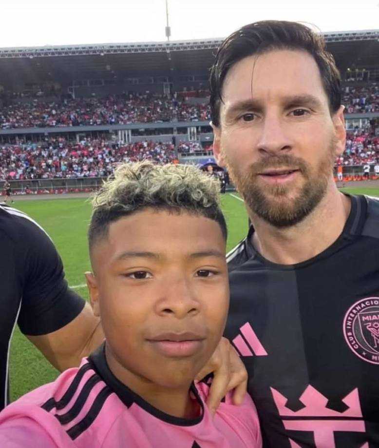 Esta es la foto que sacó el aficionado panameño con Messi en la cancha del estadio Rommel Fernández. ¡Qué recuerdo tendrá toda su vida!