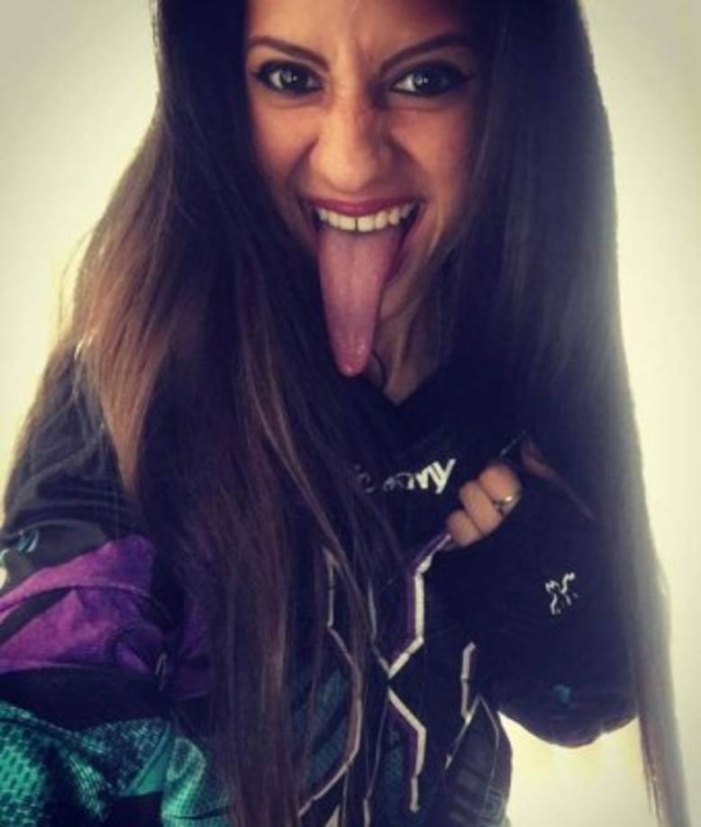 La joven se sienta orgullosa de su lengua.