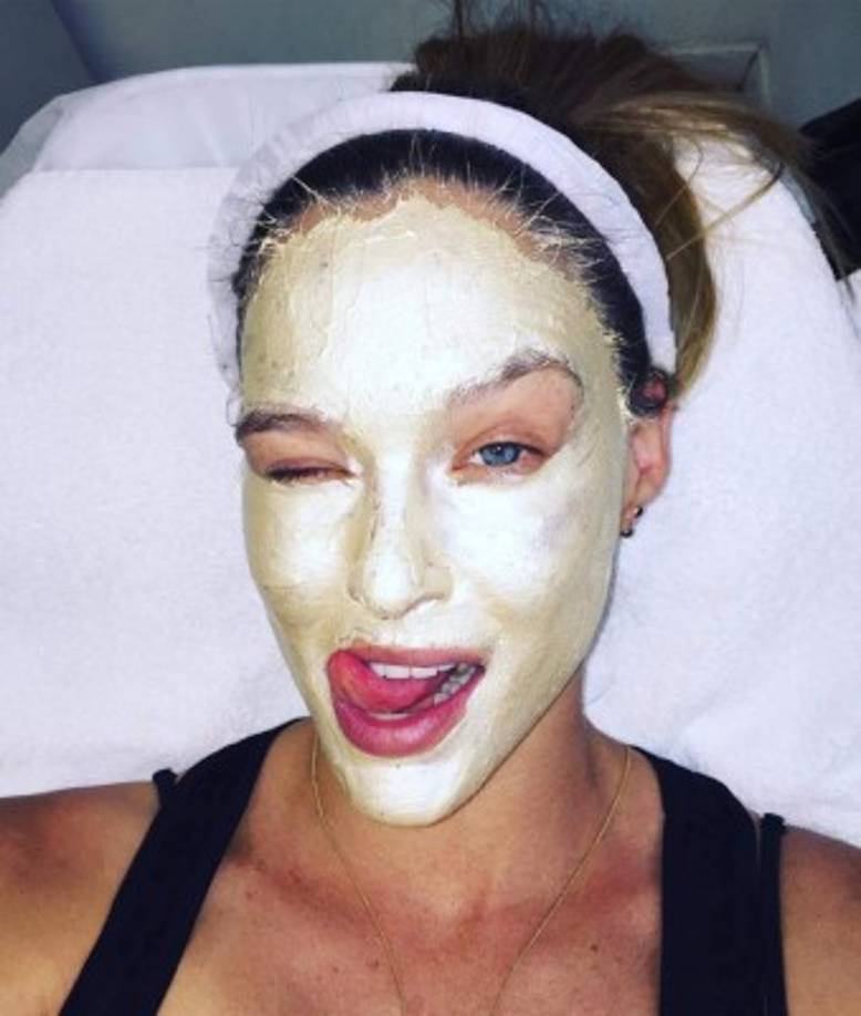 De acuerdo con expertos, el oro ha sido utilizado en el cuidado de la piel y la curación durante siglos. Cleopatra dormía con este metal precioso sobre su cara.