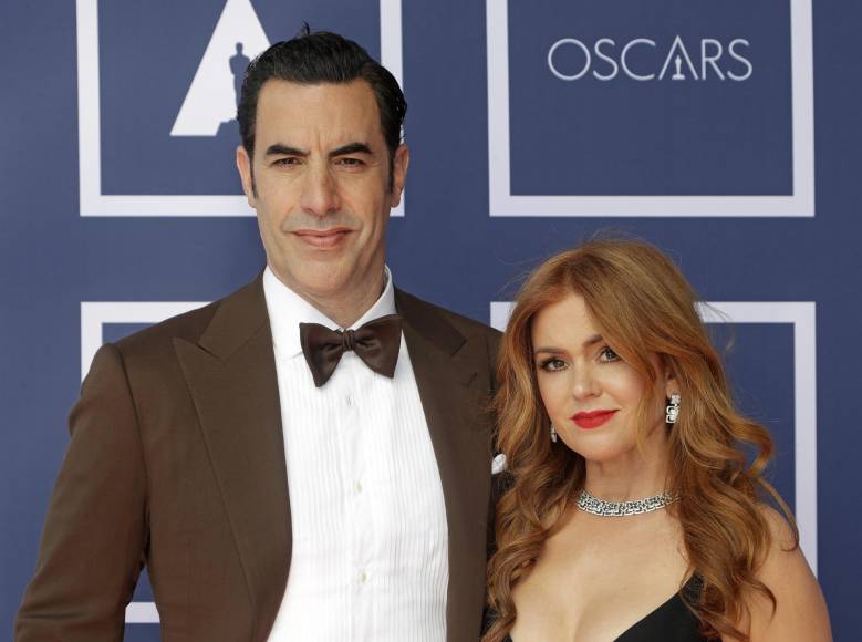 Fotografía de archivo fechada el 25 de abril de 2021 que muestra a Sacha Baron Cohen y a su esposa, Isla Fisher, a su llegada para una proyección de presentación de los Premios Óscar 2021, en Sídney, Australia. 