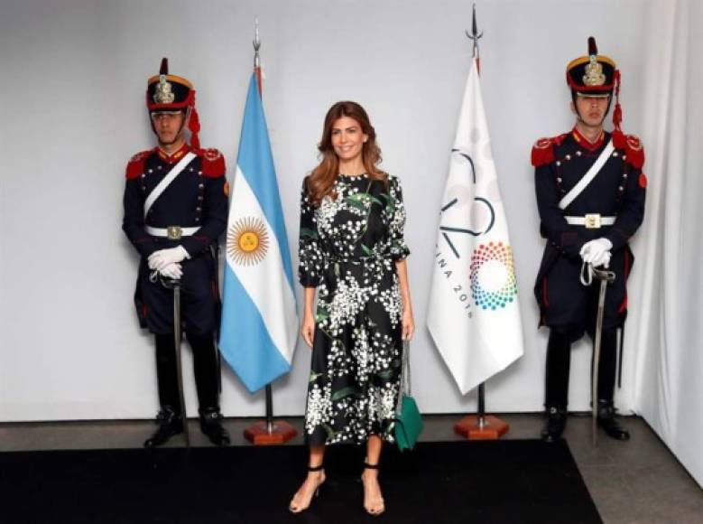Juliana Awada de 44 años, considerada en Argentina como la mejor vestida de las primeras damas de la cumbre del G20, lució un vestido negro estampado con flores color blanco y verde.