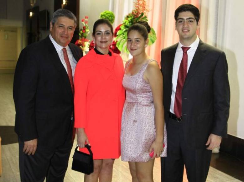 Juan Carlos, Ruth Marie, Amanda y Juan Pablo Sabillón.