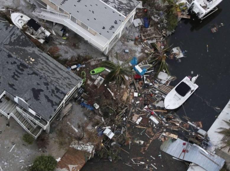 Las imágenes de los medios muestran embarcaciones arrastradas al interior por los vientos huracanados y las poderosas olas, además de arboles tronchados, escombros acumulados y casas dañadas, mientras que miles de residentes de estas islas que decidieron no evacuar, se calcula que 10.000, se encuentran atrapados entre los escombros.<br/><br/>== FOR NEWSPAPERS, INTERNET, TELCOS & TELEVISION USE ONLY ==<br/>