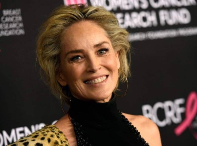 Sharon Stone sufrió un derrame cerebral en 2001 cuando entrenaba para correr una maratón. 'Tenía un 1% de posibilidades de sobrevivir cuando me operaron, y durante un mes no supieron si viviría', contó la actriz años después, que denunció la poca información que había recibido sobre su dolencia.