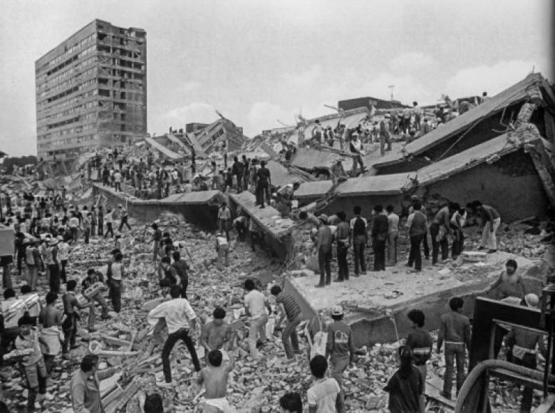 Fueron cerca de 4 mil las personas rescatadas de entre los escombros, algunos diez días después del sismo.<br/>Uno de los rescates más conmovedores fue el de varios bebés recién nacidos que fueron sacados de entre los escombros del Hospital Juárez, algunos incluso sobrevivieron por varios días bajo las ruinas.<br/><br/>