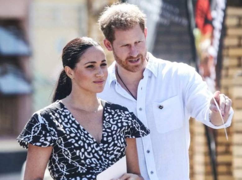 Meghan Markle y Harry en guerra contra tabloides<br/><br/>Meghan se ganó el apodo de duquesa difícil el año pasado y este año los tabloides se encargaron de reforzar esa imagen publicando los supuestos roces entre la ex actriz y la familia de Harry. Pero el detonante de la guerra entre la pareja real y los medios británicos fue la demanda que estos interpusieron en octubre contra los tabloides Mail on Sunday 'por la publicación de una carta privada de Tomas Markle, padre de Meghan, 'con la intención de destruir', según la demanda. También demandaron a The Sun y el Daily Mirror por presuntamente escuchar los mensajes dejados en el buzón de voz de teléfonos de los duques de Sussex.<br/>