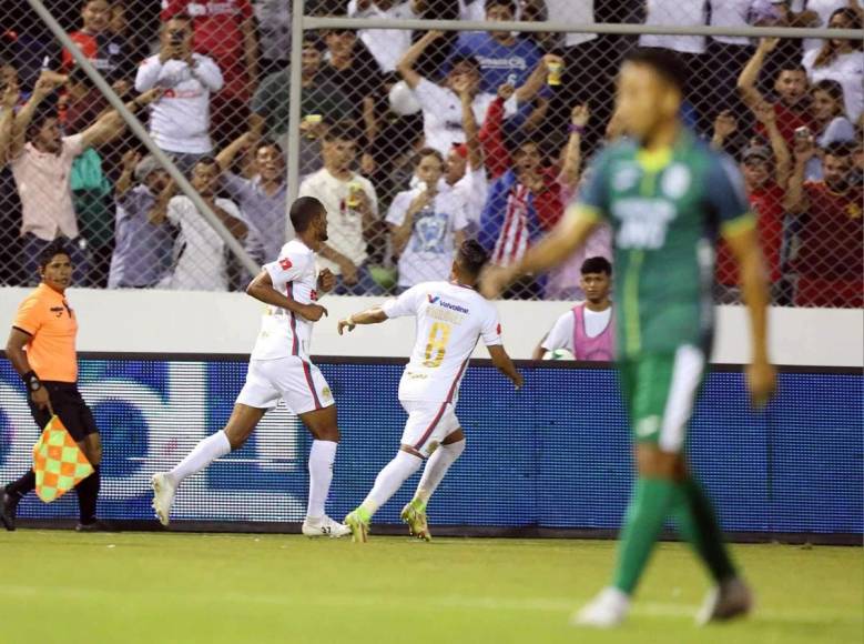 Jerry Bengtson celebrando su gol para el 1-0 de Olimpia contra el Marathón.