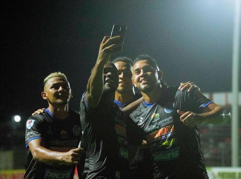 El Victoria goleó (2-5) a la Real Sociedad en el estadio Francisco Martínez Durón de Tocoa. El colombiano Luis Hurtado marcó un doblete y así celebró uno de sus goles, con una selfie en el campo.