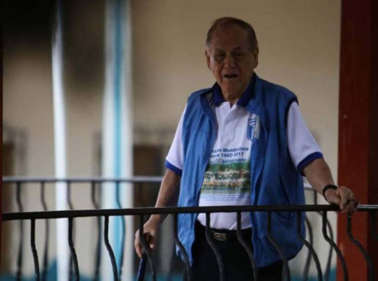 El entrenador hondureño José de la Paz Herrera, que logró clasificar a Honduras a su primer mundial, al de España 1982, murió el miércoles en Tegucigalpa, informó uno de sus hijos en redes sociales.