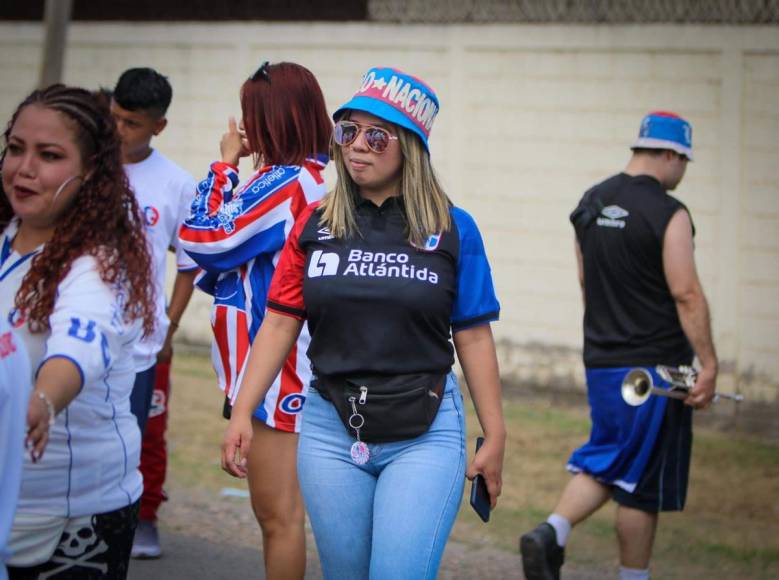 Esta aficionada del Olimpia llegando bien identificada con indumentaria de los merengues.