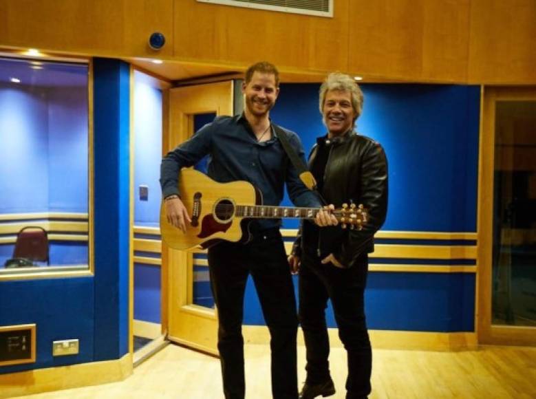 Esta no es la primera vez que Jon Bon Jovi se une a un royal, hace unos años cantó con cantó en el escenario con el príncipe William, hermano de Harry. Al ser cuestionado sobre ¿quién lo hacía mejor?, el cantante respondió 'Ambos tienen una voz para el canto, realmente la tienen'.<br/>