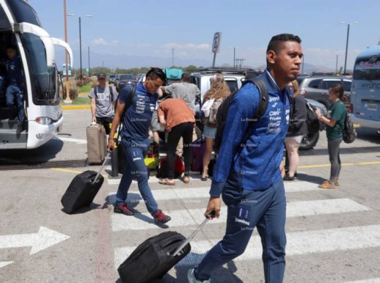 El portero Denovan Torres se mostró serio en el momento que llegaron al Aeropuerto Ramón Villeda Morales.