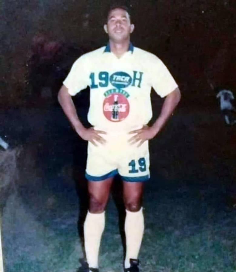 El delantero representó a la Selección de Honduras en la eliminatoria al Mundial de Francia 1998.