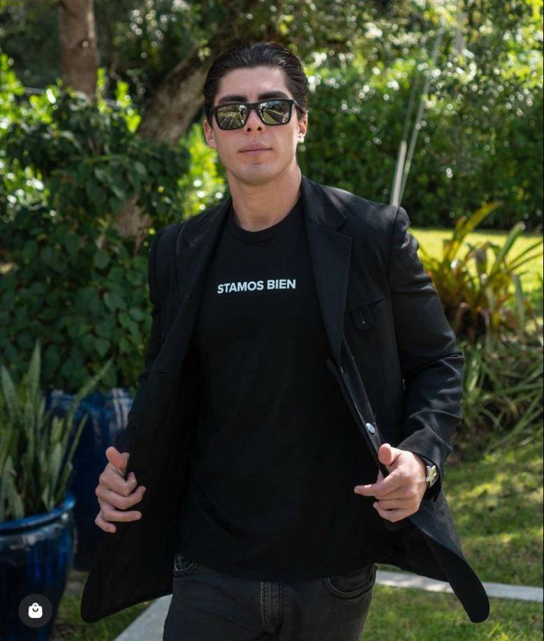 La marca de ropa de Lorenzo Figueroa, que lleva el nombre de ‘Stamos Bien’, debutó en la semana de la moda de Nueva York y el mismo empresario la mostró en su torneado cuerpo.